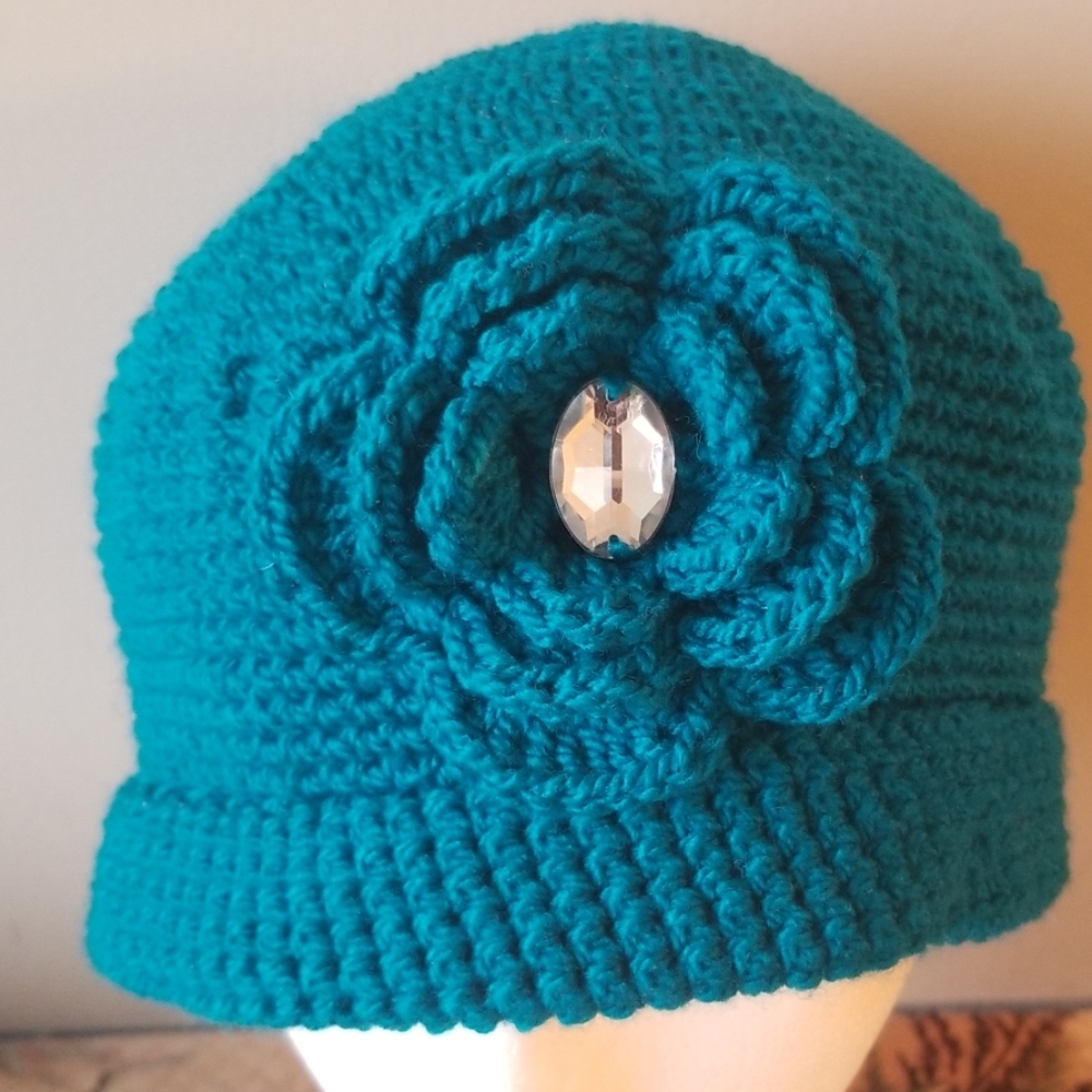Knit hat witb crochet details  - Green